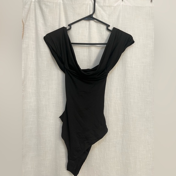 Solid Off-Shoulder Black Bodysuit - Picture 3 of 4